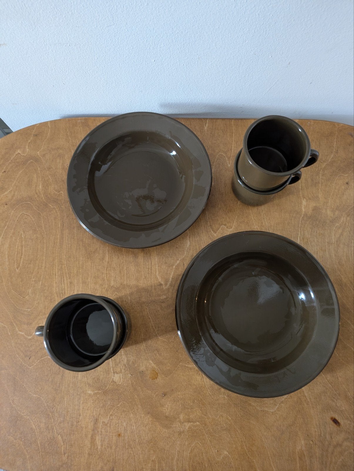 Ferm Living Yard Enamel Picnic Set – Dark Olive (4 Cups + 4, Ophalen, Gebruikt, Keramiek, Bord(en)