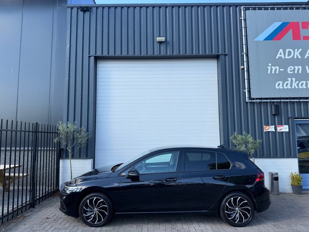 Volkswagen Golf 1.5 eTSI R-Line AUTOMAAT/AMBIANCE/ACC/ASSIST, Stof, 4 cilinders, 150 pk, Zwart