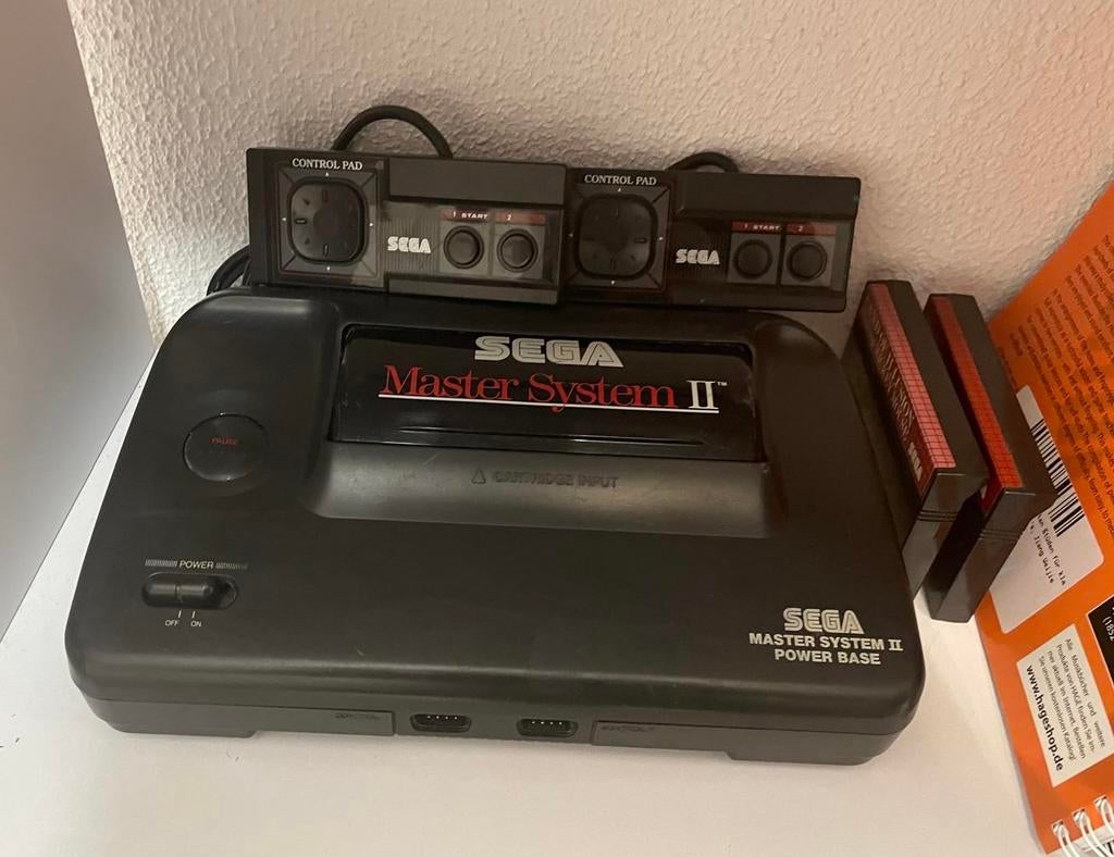 Sega Master System 2 met 2 spelen, Spelcomputers en Games, Spelcomputers | Sega, Ophalen of Verzenden, Zo goed als nieuw
