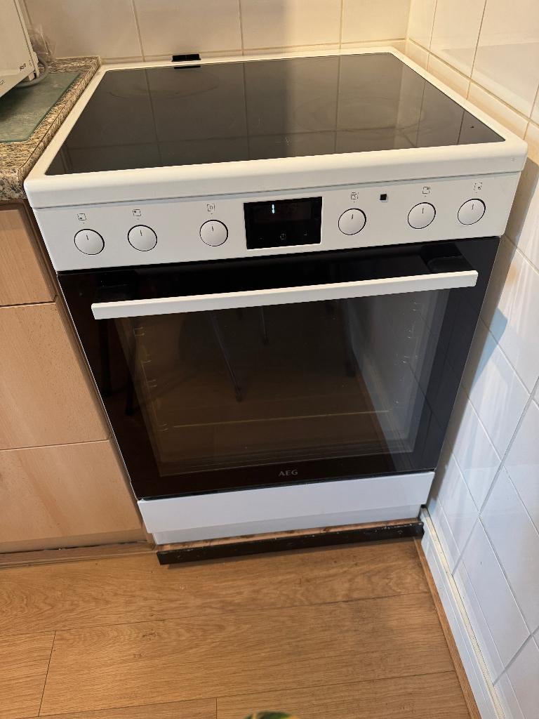 AEG CCB6441BBW Keramisch Fornuis met Perilex Aansluiting, Ophalen, Keramisch, 4 kookzones, Zo goed als nieuw