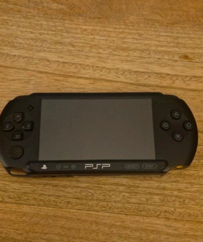 Psp E-1004 met games en lader - Uitstekende staat, Overige modellen, Zwart, Ophalen of Verzenden, Gebruikt
