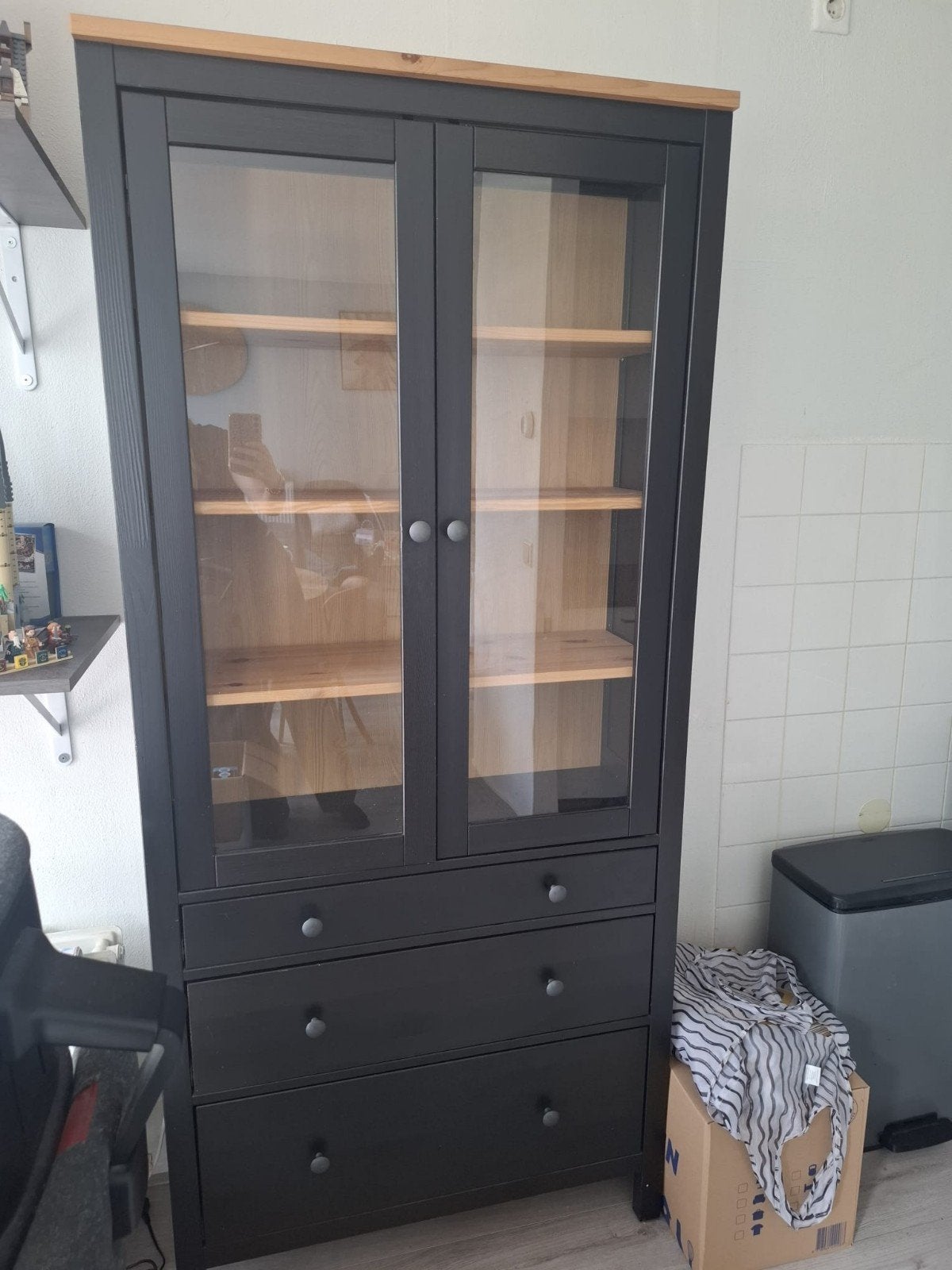 Ikea Hemnes vitrinekast zwart met 3 lades, Huis en Inrichting, Ophalen, Gebruikt, Met deur(en), Glas
