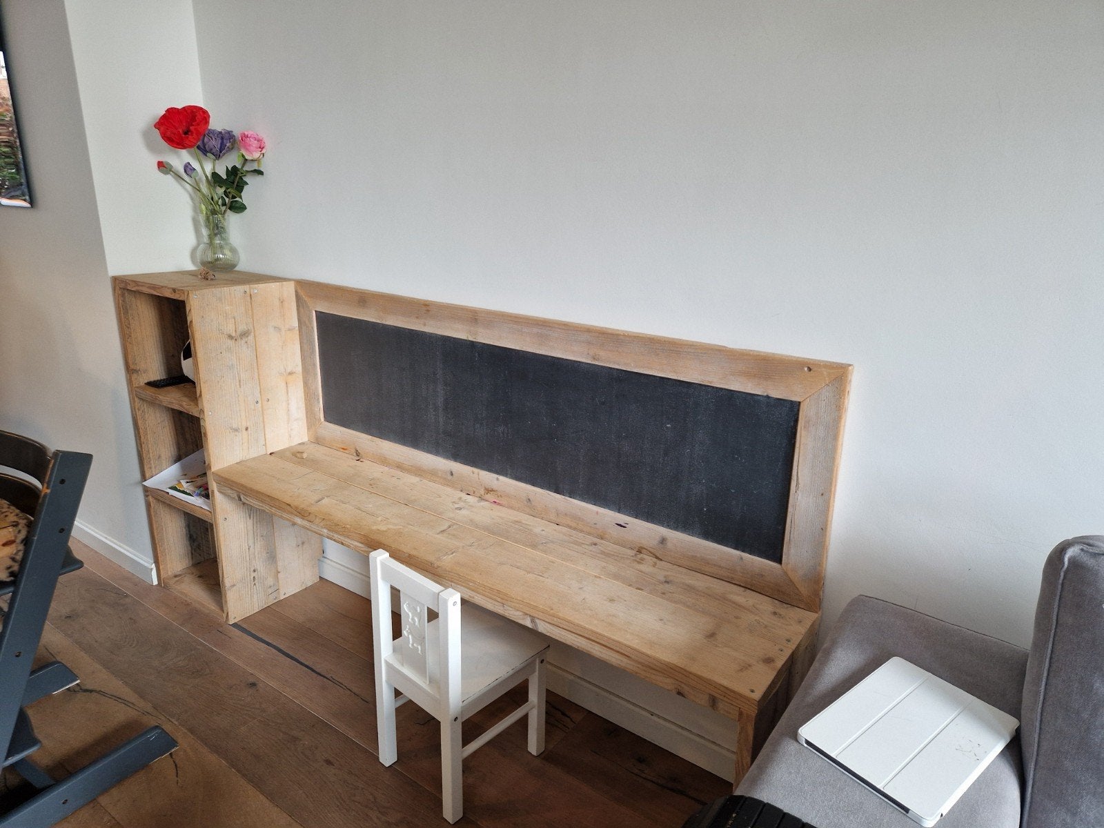 Stevige houten speeltafel met krijtbord en opbergkastje, Ophalen of Verzenden, Gebruikt