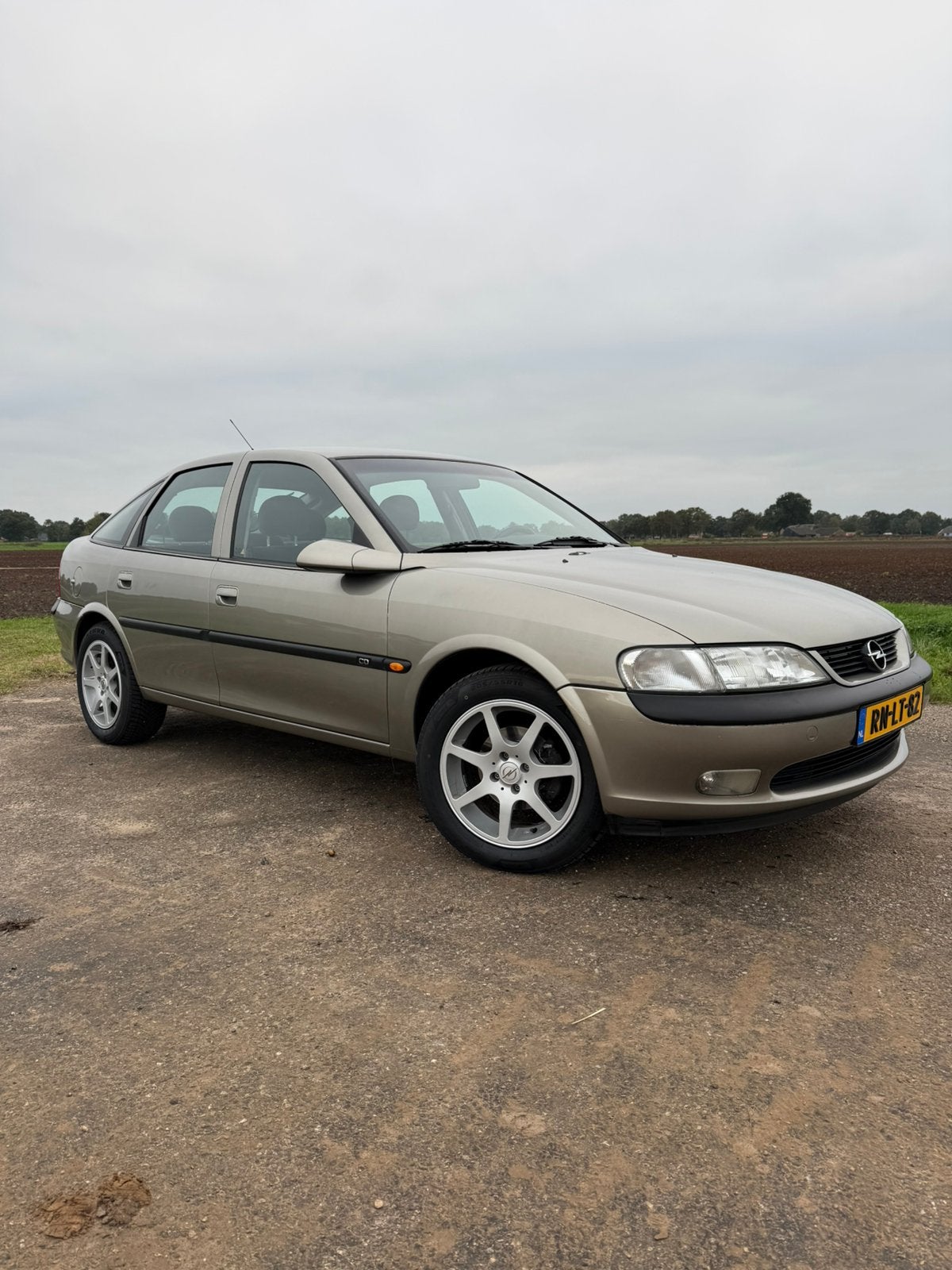 Opel Vectra 1.6 I 16V HB 1997 Grijs, Auto's, Voorwielaandrijving, 101 pk, 1250 kg, Zwart