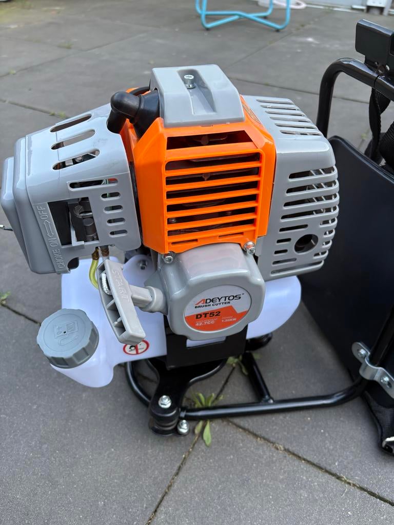 Te koop Adeytos DT52B Benzine Bosmaaier - Nieuw in Doos, Ophalen of Verzenden, Nieuw, 30 tot 50 cm, Benzine