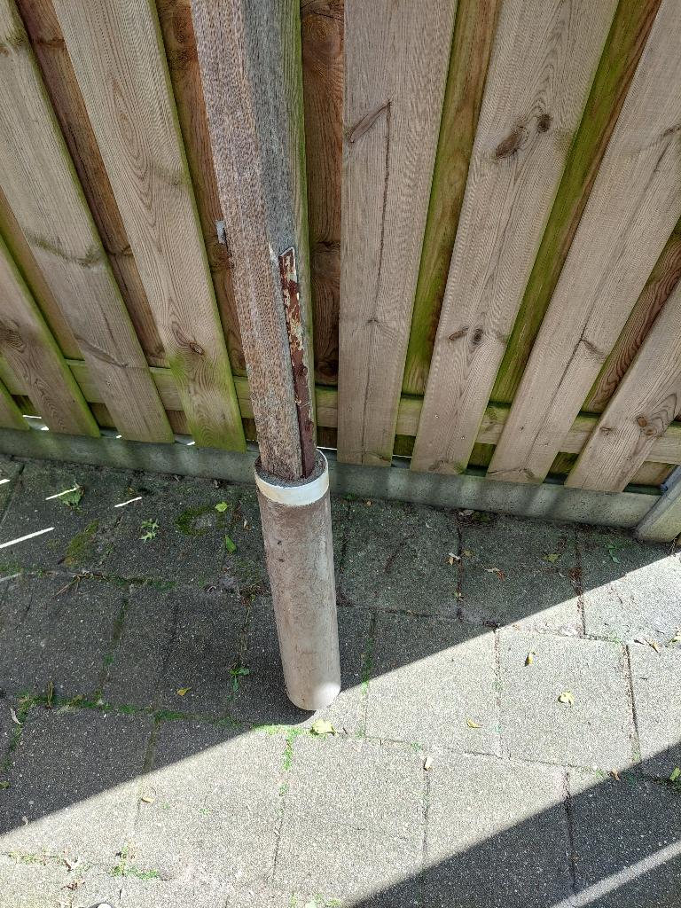 Gratis 3 betonnen funderings palen met 2 ijzerenstrippen, Tuin en Terras, Palen, Balken en Planken, Ophalen, Gebruikt, Palen, Hardhout