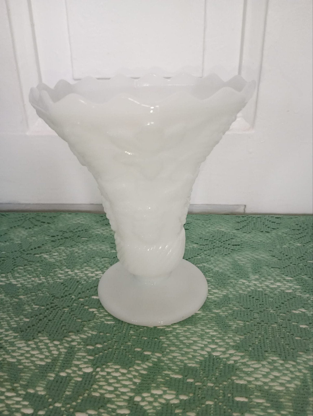 Vintage Melkglas Vaas met Reliëfdecoratie, Antiek en Kunst, Ophalen of Verzenden