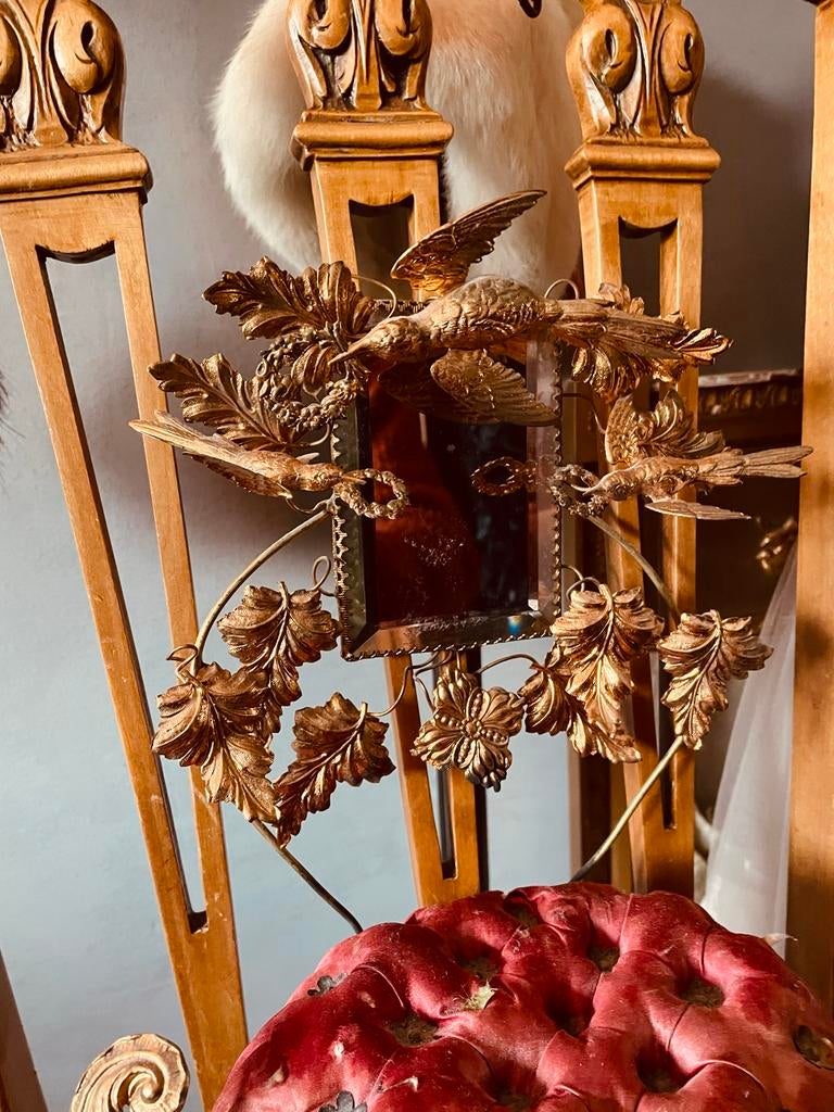 Antiek bruidsstoeltje met verguld decor en rood kussen, Ophalen of Verzenden