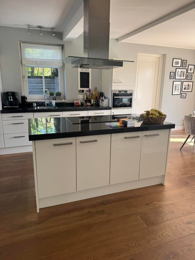 Complete keuken met kookeiland en granieten bladen, Huis en Inrichting, Keuken | Complete keukens, Ophalen, Gebruikt, Wit, Graniet of Steen