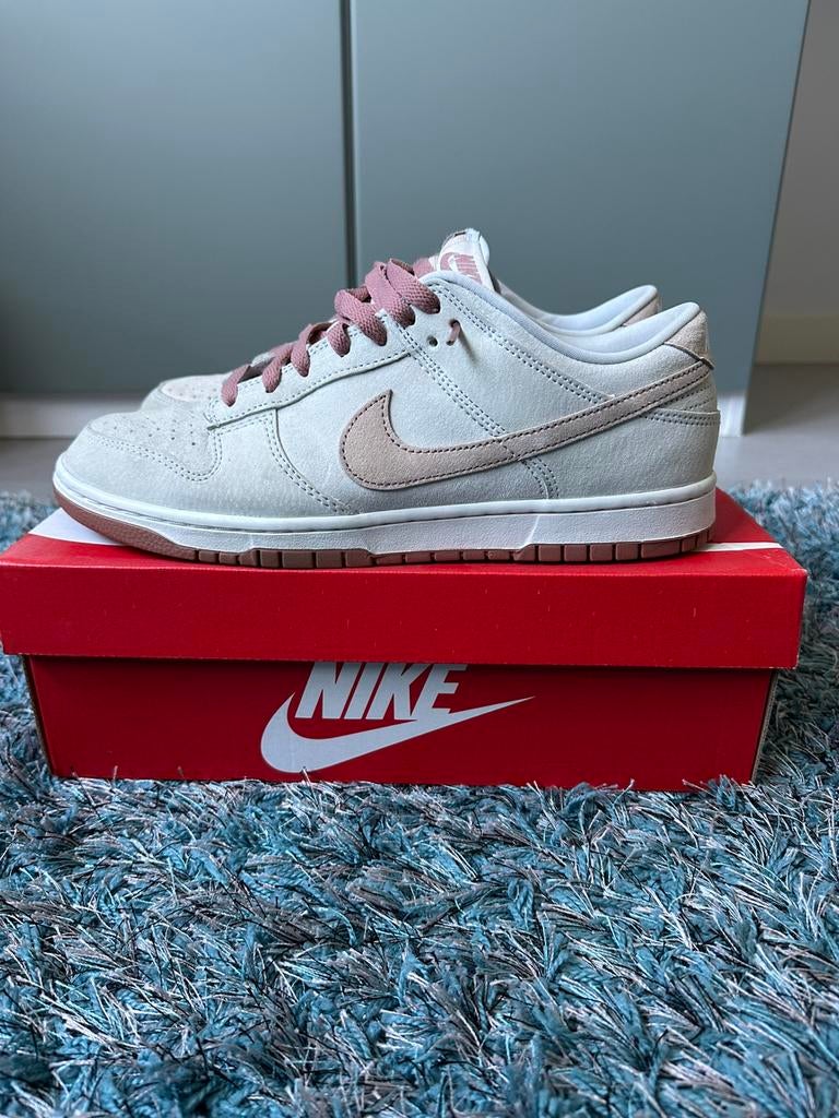 Nike dunk low fossil rose maat 45,5, Kleding | Dames, Schoenen, Ophalen of Verzenden, Roze, Sneakers of Gympen, Zo goed als nieuw