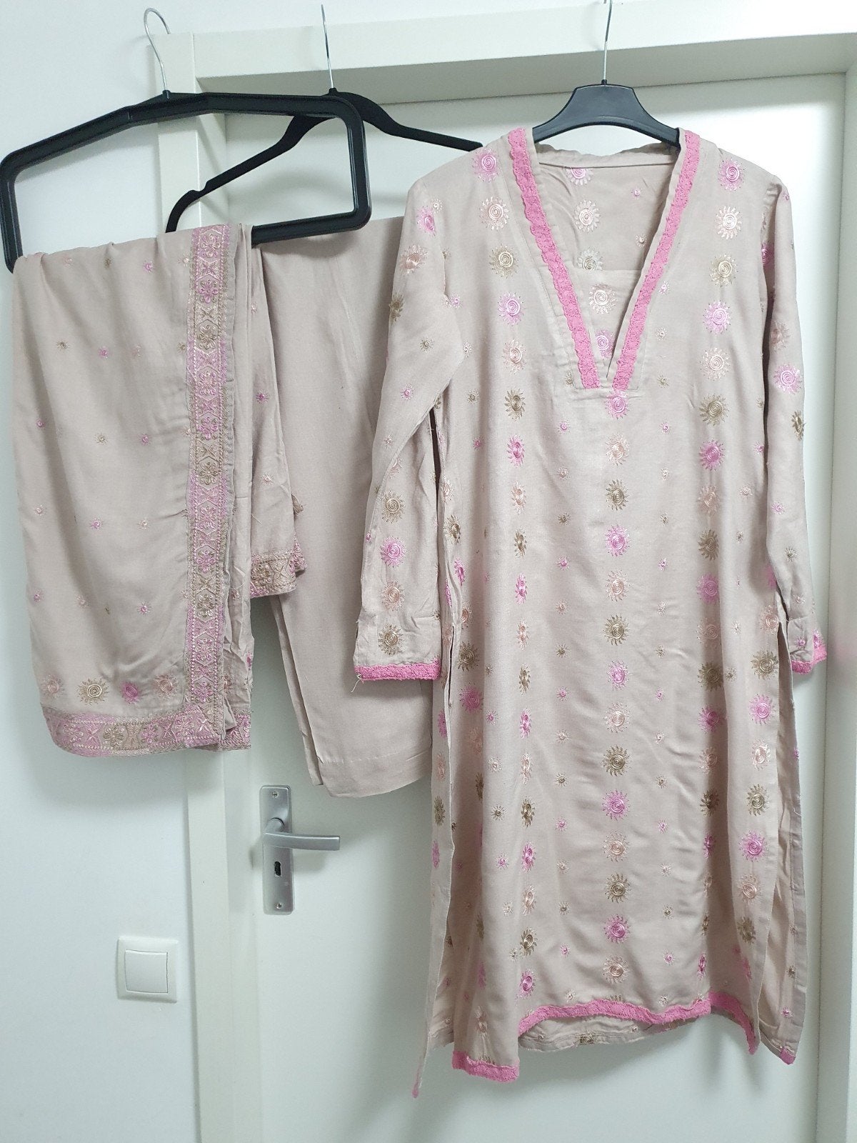 Mooie Indiase/Pakistaanse jurk met broek en sjaal, Maat 38/40 (M), Overige typen, Ophalen of Verzenden, Roze