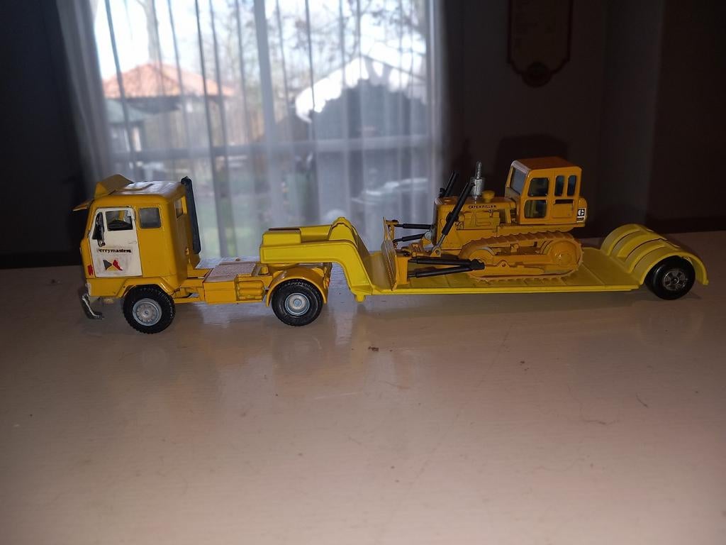 Nette volvo F89 met dieplader en als lading caterpillar D4, Hobby en Vrije tijd, Modelauto's | 1:50, Verzenden, Zo goed als nieuw