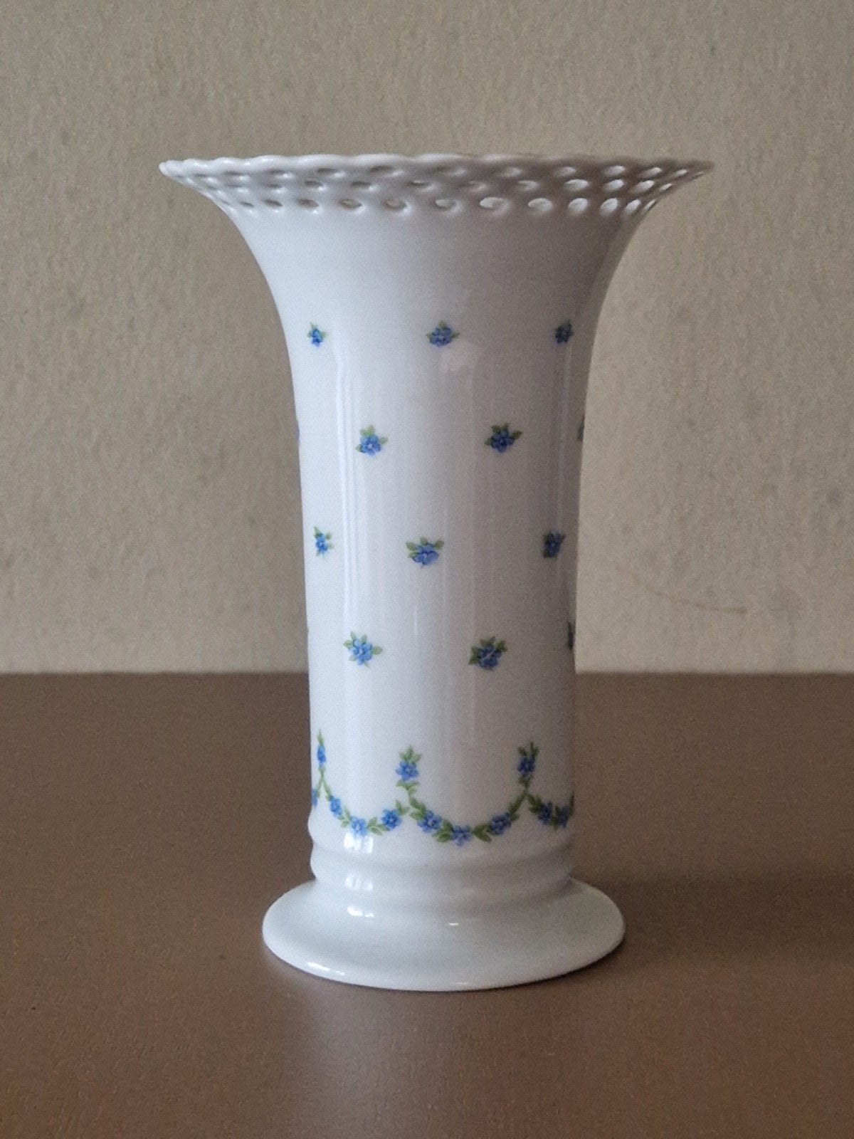 Prachtige porseleinen vaas met blauwe bloemetjes, Antiek en Kunst, Ophalen of Verzenden