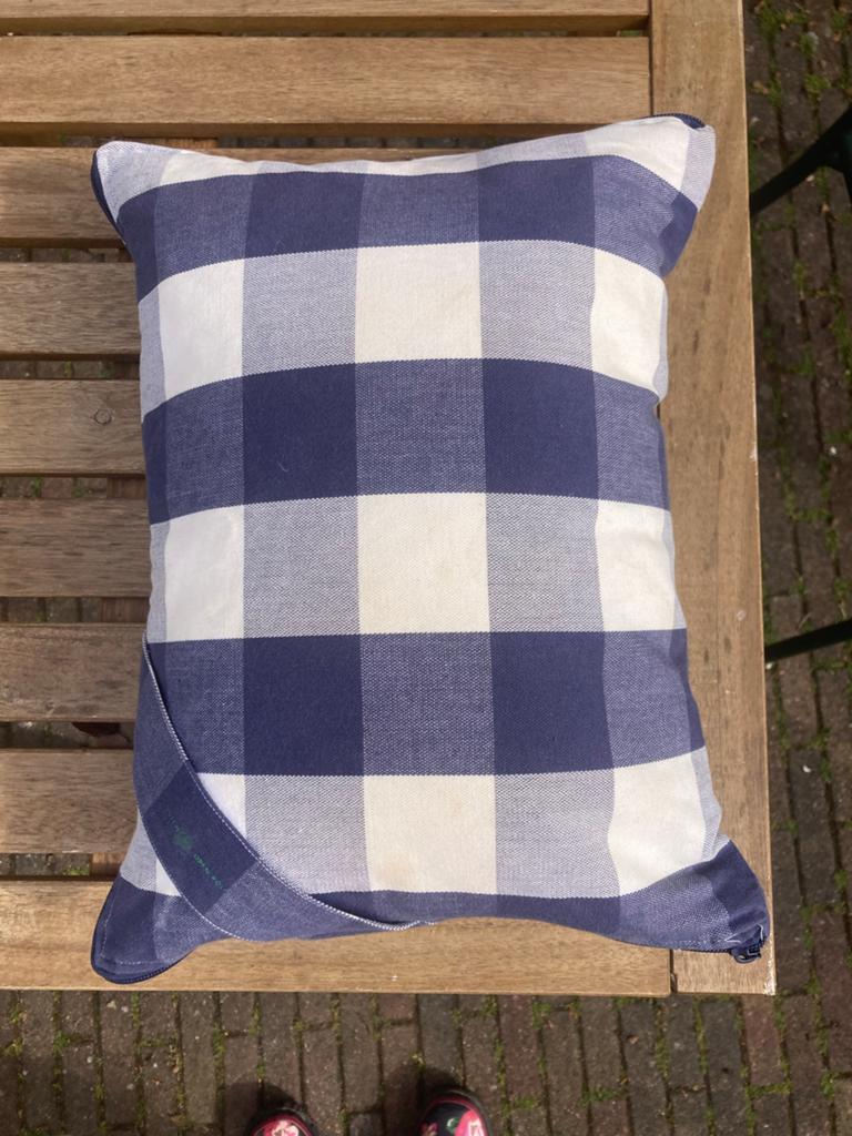 Hästens reiskussen met donzen vulling, Huis en Inrichting, Woonaccessoires | Kussens, Ophalen of Verzenden, Gebruikt, Blauw, Rechthoekig