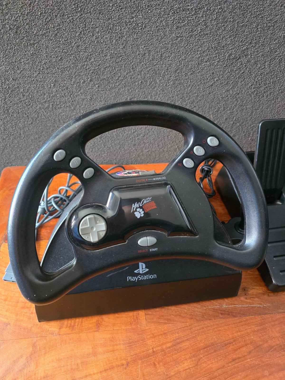 Mad Catz racestuur met pedalen voor PlayStation 1, Spelcomputers en Games, Ophalen of Verzenden, Gebruikt, Stuur of Pedalen, PlayStation 1
