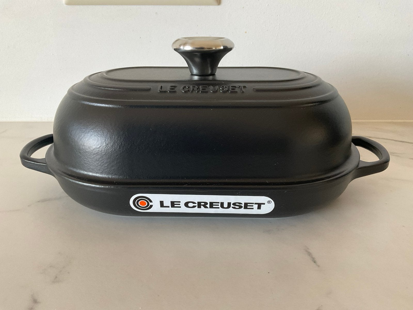 Le Creuset 29 cm ovale broodpan, matzwart, nieuw, Huis en Inrichting, Nieuw, Le Creuset, Ophalen of Verzenden, Met deksel