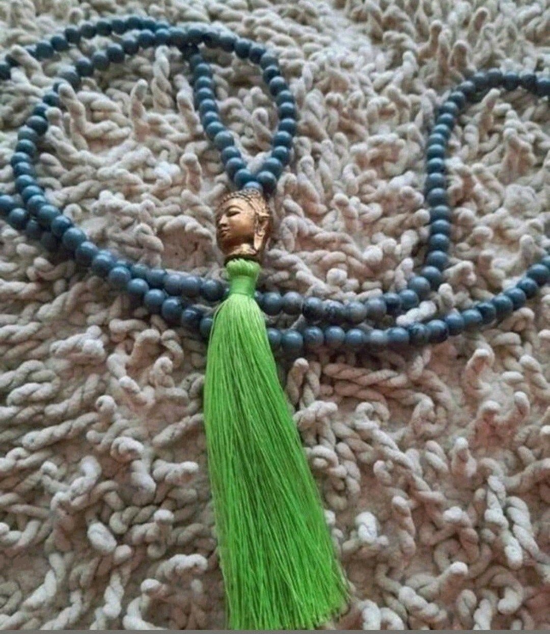 Leuke jeans blauwe kralenketting met boeddha en groene kwast, Nieuw, Overige materialen, Met hanger, Verzenden