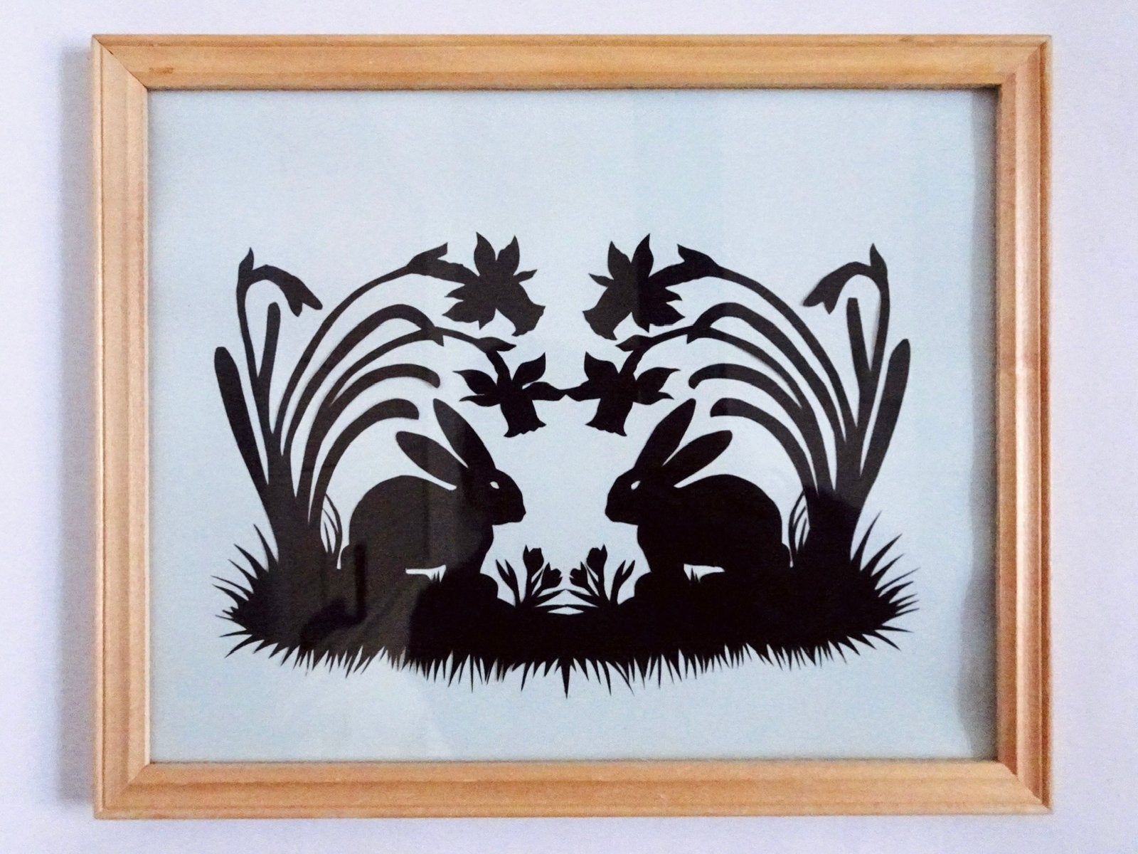 Vintage knipkunst paper art konijn haas bloemen zwart wit, 22 cm, Ingelijst, Verzenden, Zwart
