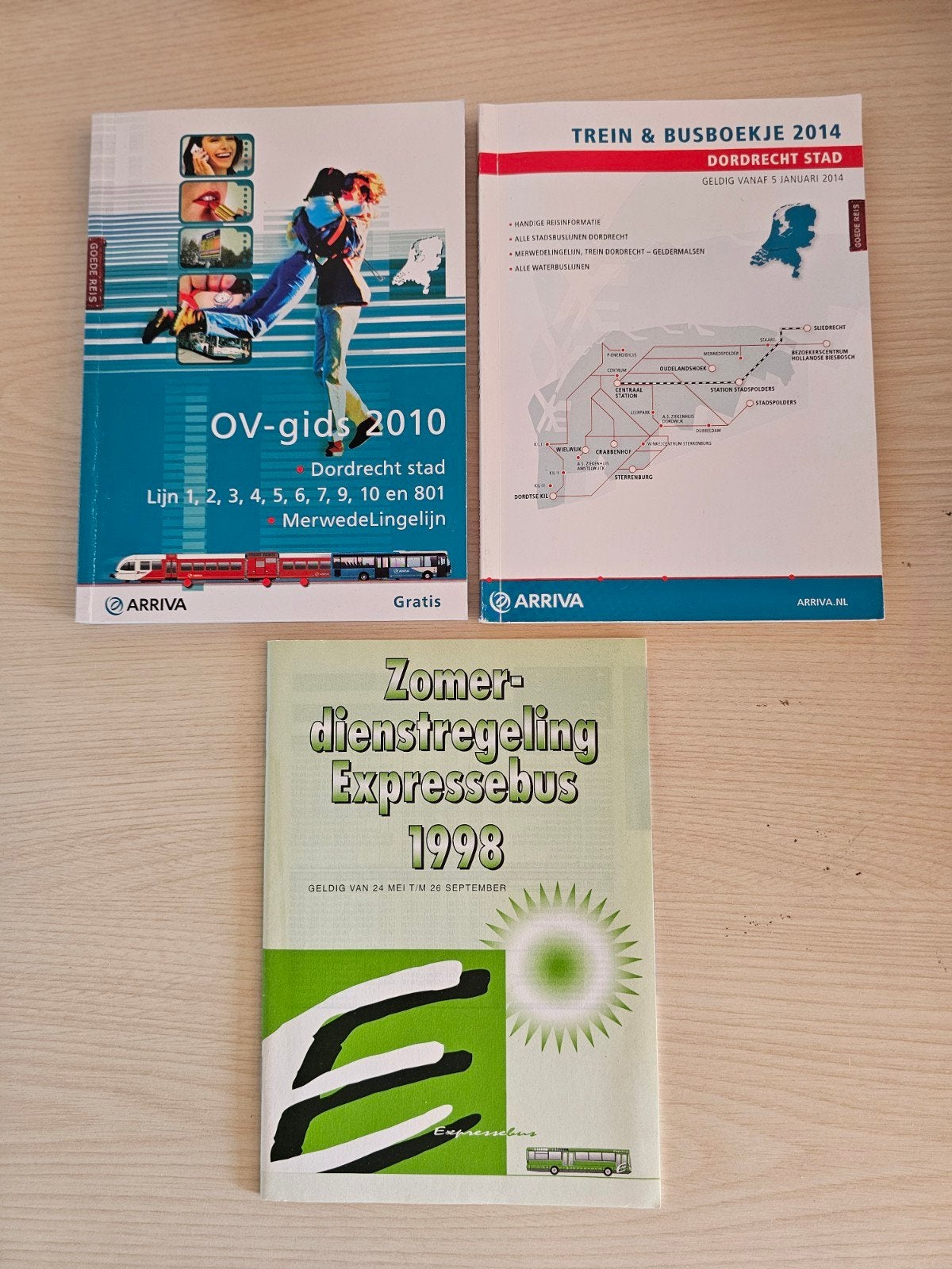 2 Arriva dienstregelingen en 1 Stadsvervoer Dordrecht, Ophalen of Verzenden, Trein, Boek of Tijdschrift