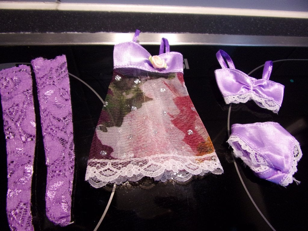 Barbie kleertjes jurkje/bh/broekje/kanten kousen