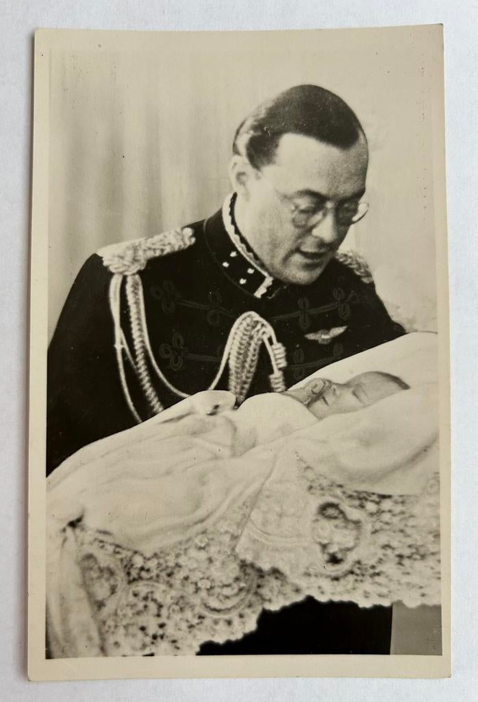 Prins Bernhard met de pasgeboren Prinses Marijke, Ophalen of Verzenden, Zo goed als nieuw, Nederland, Kaart, Foto of Prent