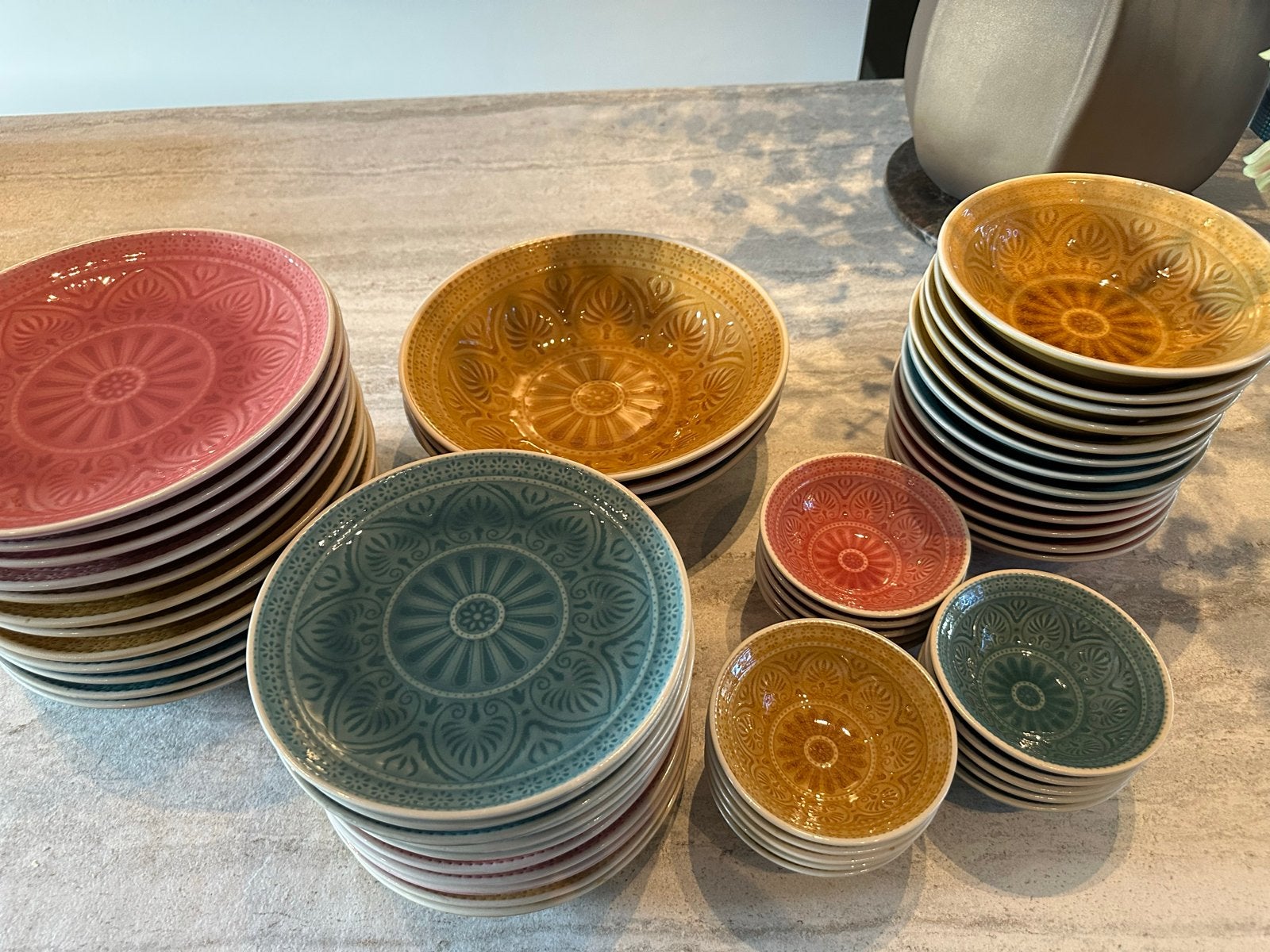 Kleurrijk aardewerk servies, Keramiek, Ophalen of Verzenden, Zo goed als nieuw, Overige stijlen