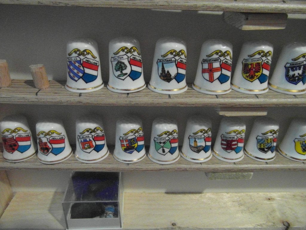 Vingerhoedjes porselein met 2 wapenschilden, Ophalen of Verzenden, Zo goed als nieuw, Porselein, Nederland
