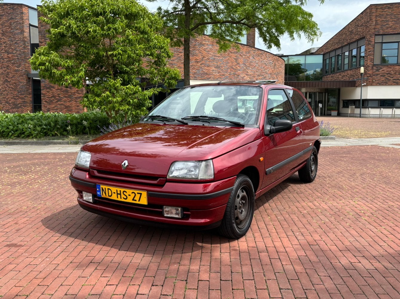 Renault Clio 1.4 Mexx 79PK automaat 1995 met 2 jaar APK!, 4 cilinders, Trekhaak, Origineel Nederlands, Grijs