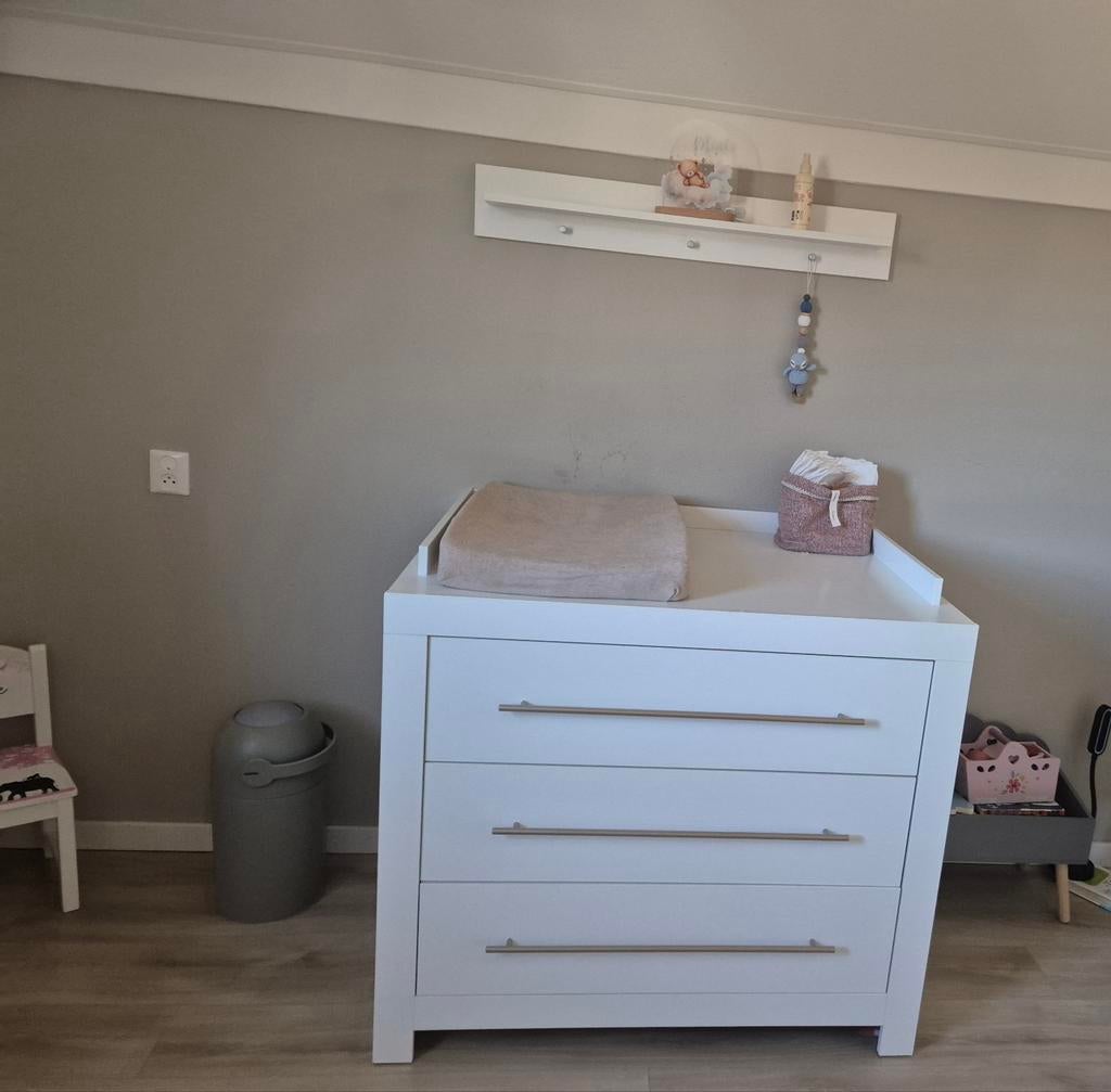 Witte commode met 3 lades en opstaande rand, Kinderen en Baby's, Kinderkamer | Commodes en Kasten, Ophalen, Gebruikt, 50 tot 70 cm