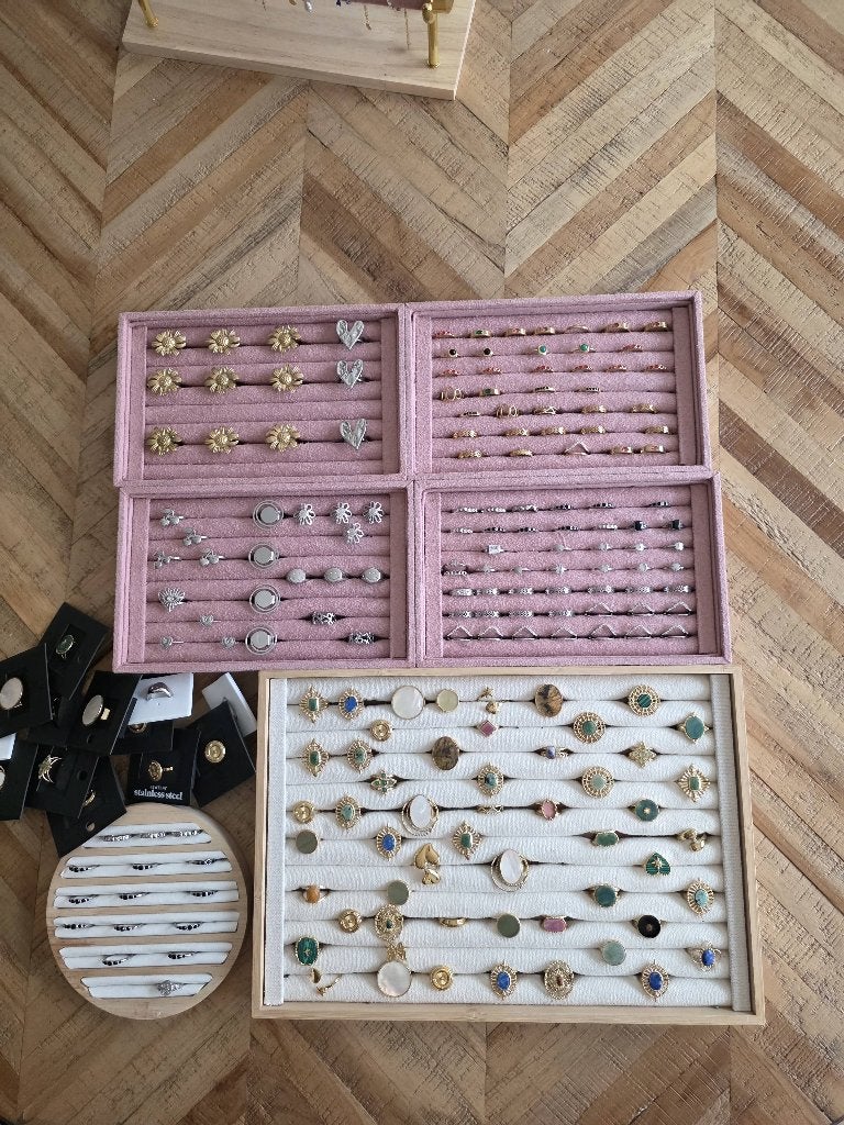 Ringen met displays, Overige materialen, Nieuw, Ophalen of Verzenden, 17 tot 18