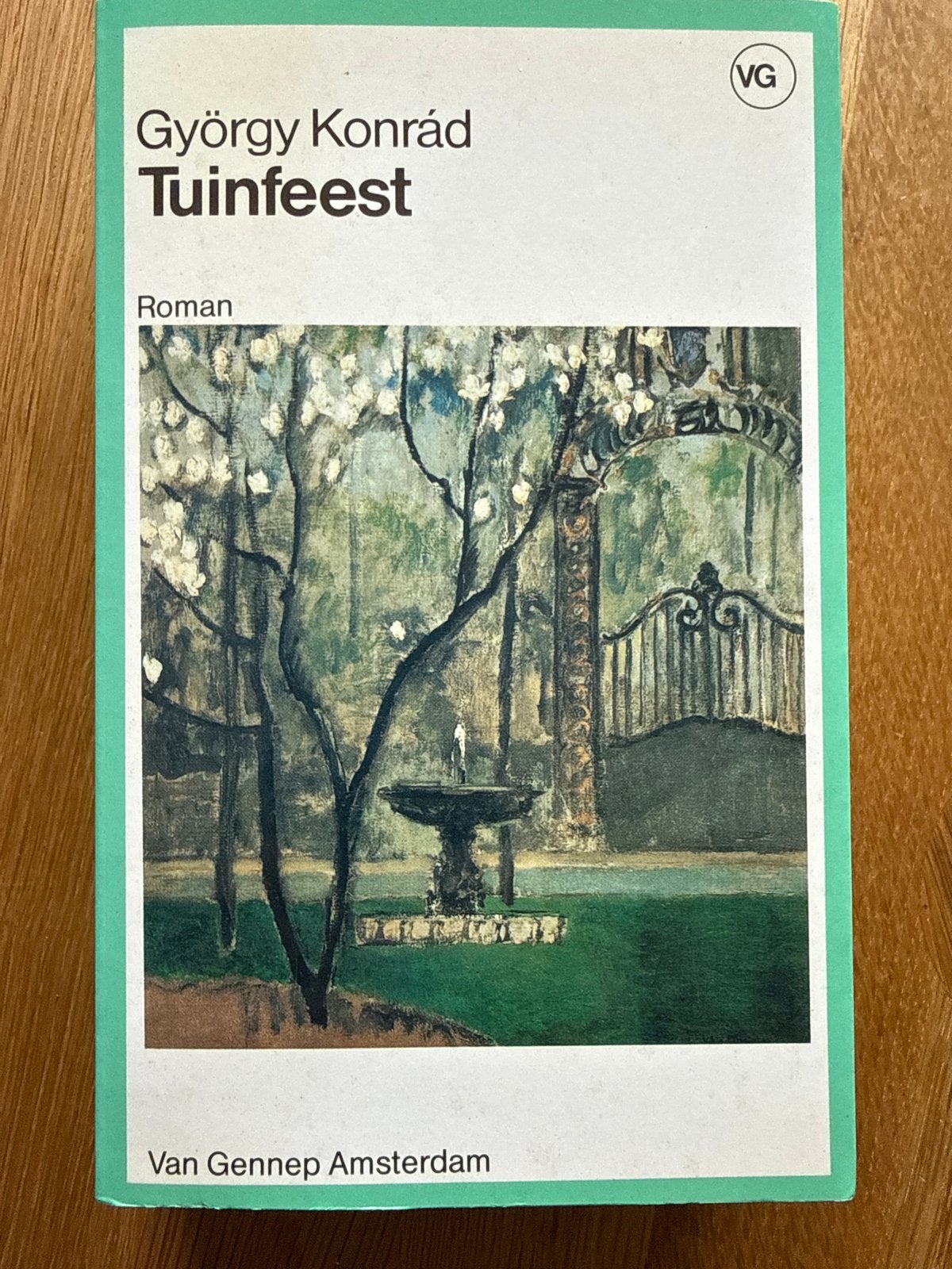György Konrád - Tuinfeest (Roman) Gesigneerd, Ophalen of Verzenden, Gelezen