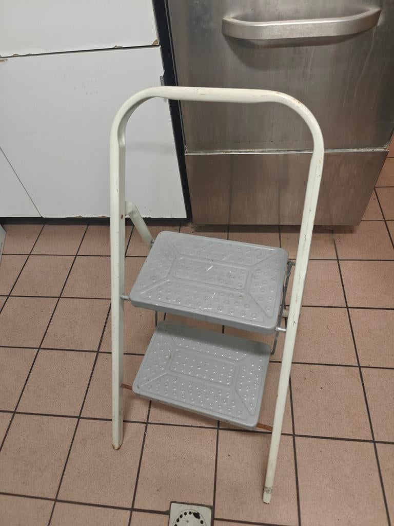 Trappetje 2 treden stevig staal, Doe-het-zelf en Verbouw, Ladders en Trappen, Ophalen of Verzenden, Minder dan 2 meter