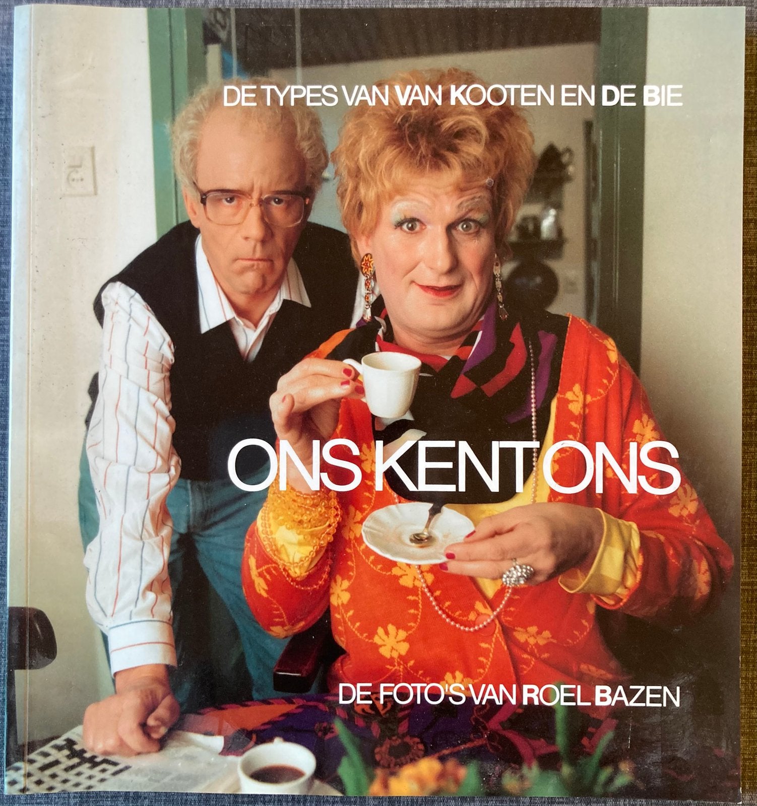 Ons kent ons - De types van Kooten en de Bie - 1993, Zo goed als nieuw, Cabaret, Roel Bazen, Ophalen of Verzenden