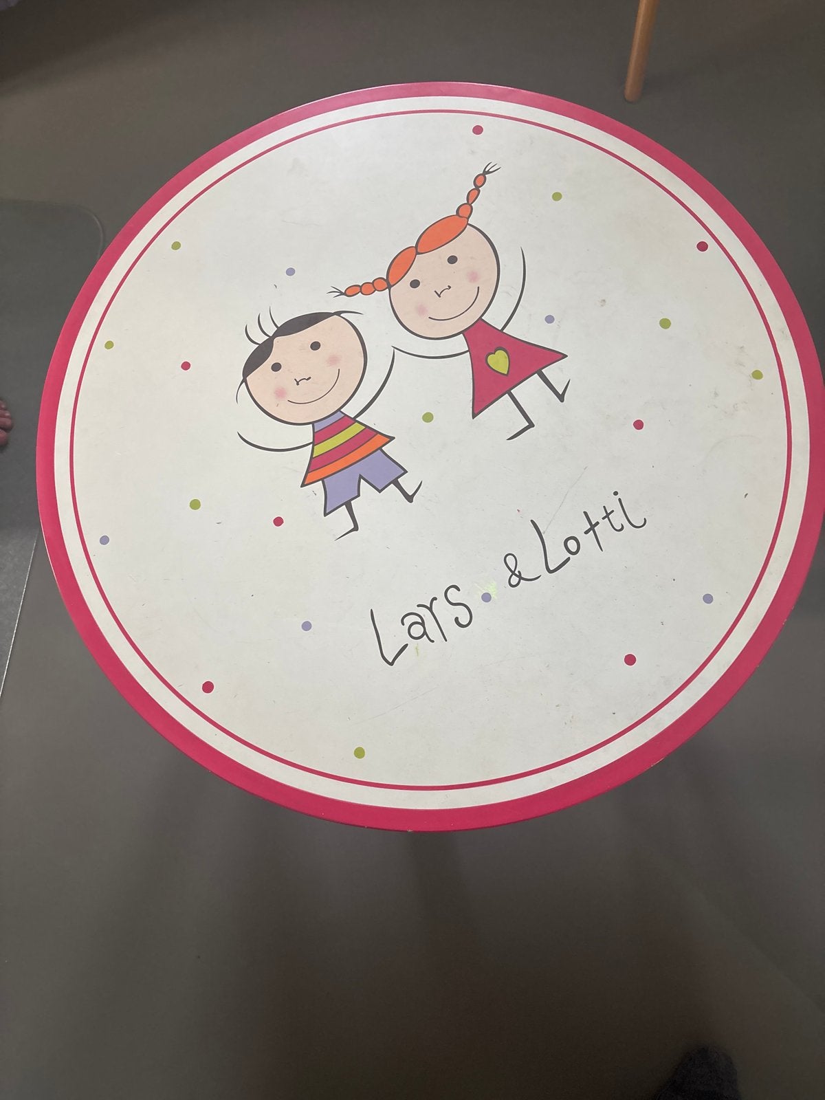 Leuk rood kindertafeltje met Lars & Lotti opdruk, Ophalen, Gebruikt, Tafel(s)