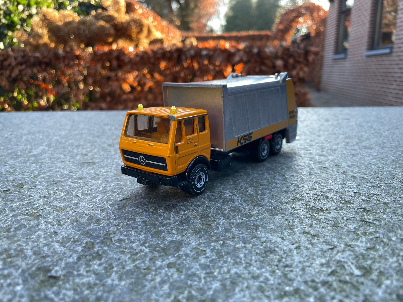 Siku 2820 - Mercedes 2232 vuilniswagen grijs, Hobby en Vrije tijd, Modelauto's | 1:50, Ophalen of Verzenden, Gebruikt, Bus of Vrachtwagen