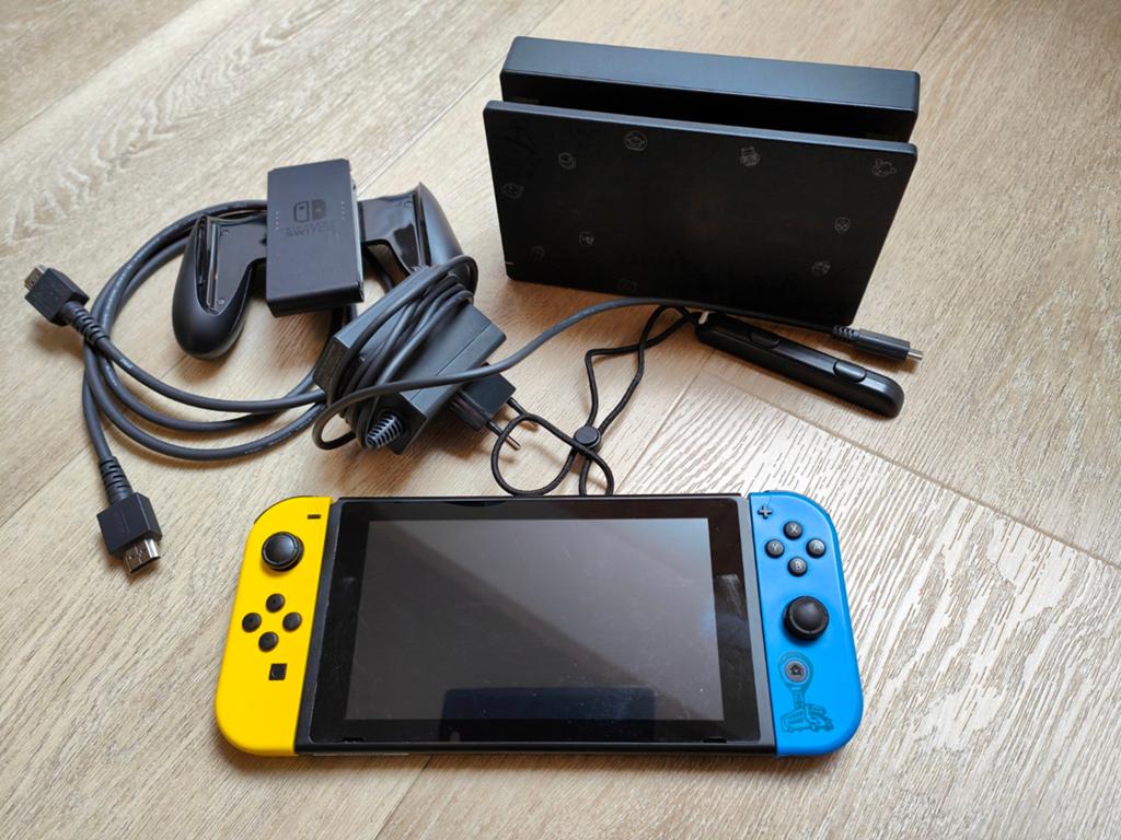 Nintendo Switch V1 (2019 upgrade - Fortnite Edition)+extras, Ophalen, Gebruikt, Met 2 controllers, Switch 2019 Upgrade