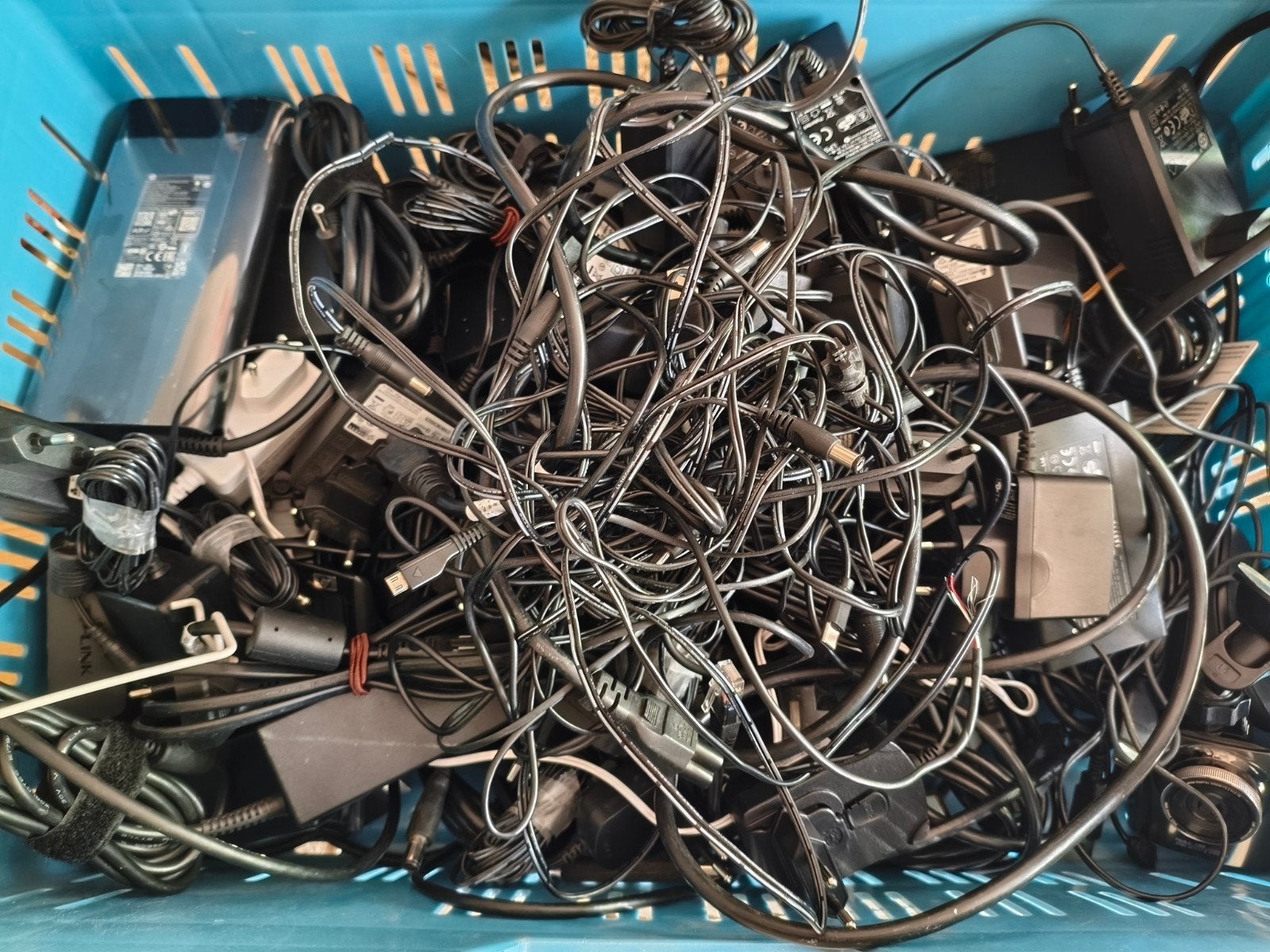 Krat vol diverse adapters en opladers, Ophalen of Verzenden, Gebruikt