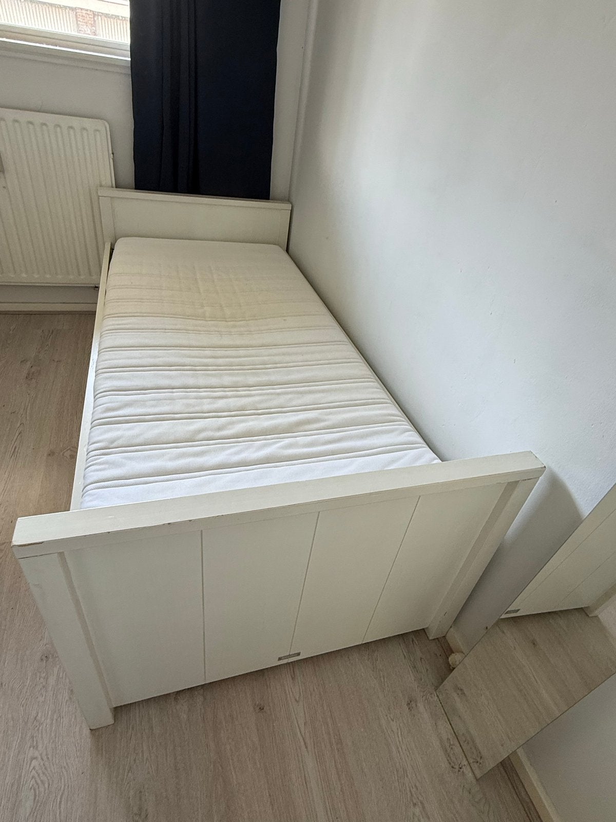 Wit eenpersoonsbed met uitschuifbaar logeerbed en lades, Huis en Inrichting, Slaapkamer | Bedden, Gebruikt, Eenpersoons, 90 cm