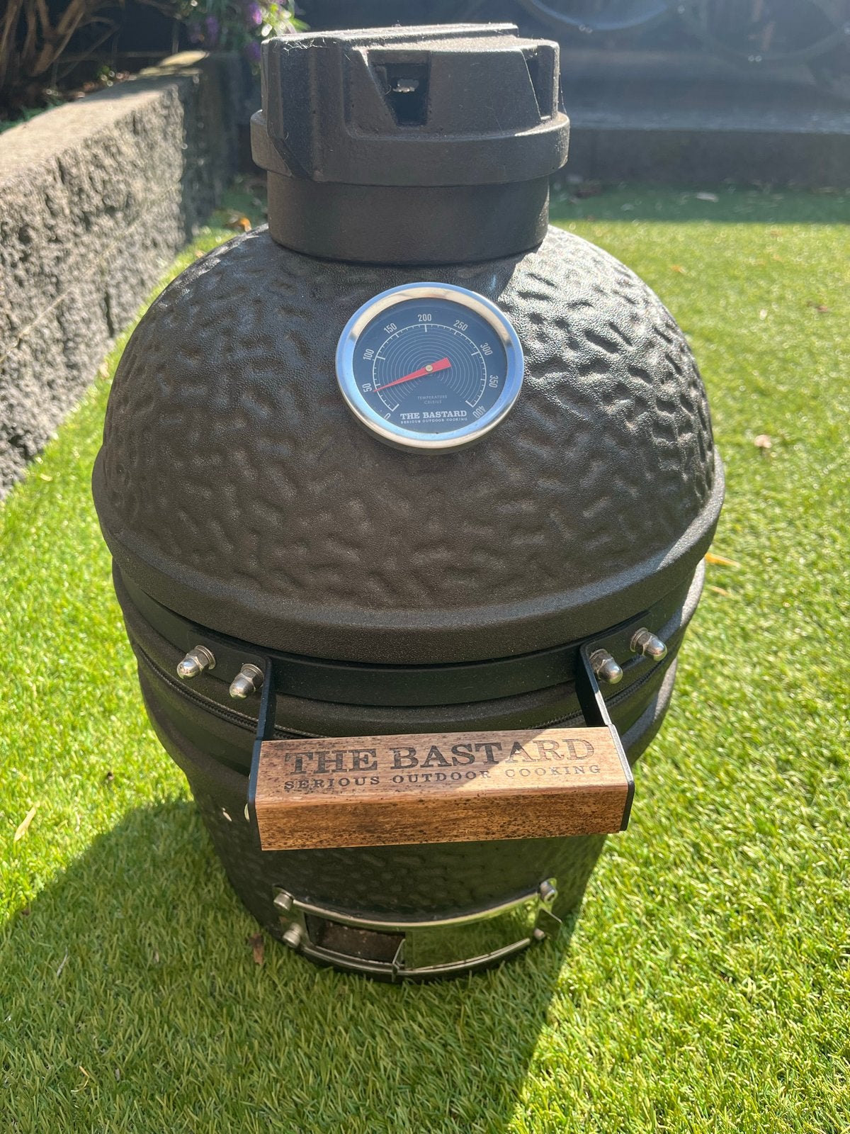 The Bastard Urban Small Kamado BBQ met accessoires, Ophalen, Gebruikt