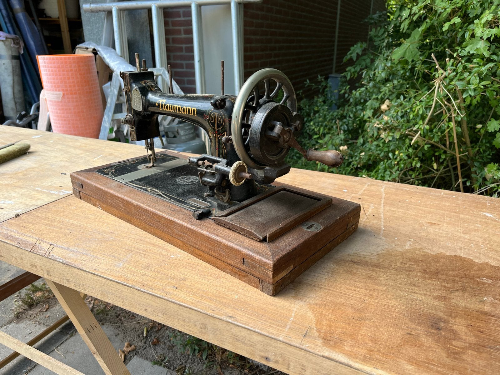 Antieke Naumann naaimachine - Decoratief en functioneel, Ophalen