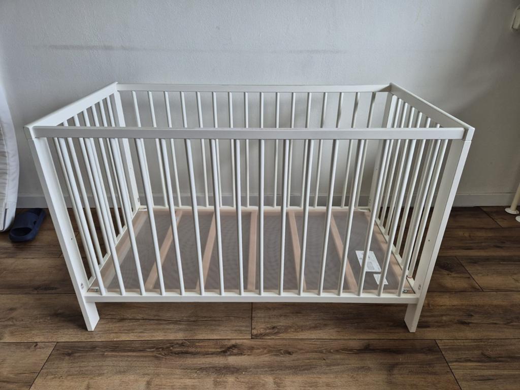 Wit houten ledikant voor baby's en peuters, Ophalen of Verzenden, Gebruikt, Ledikant