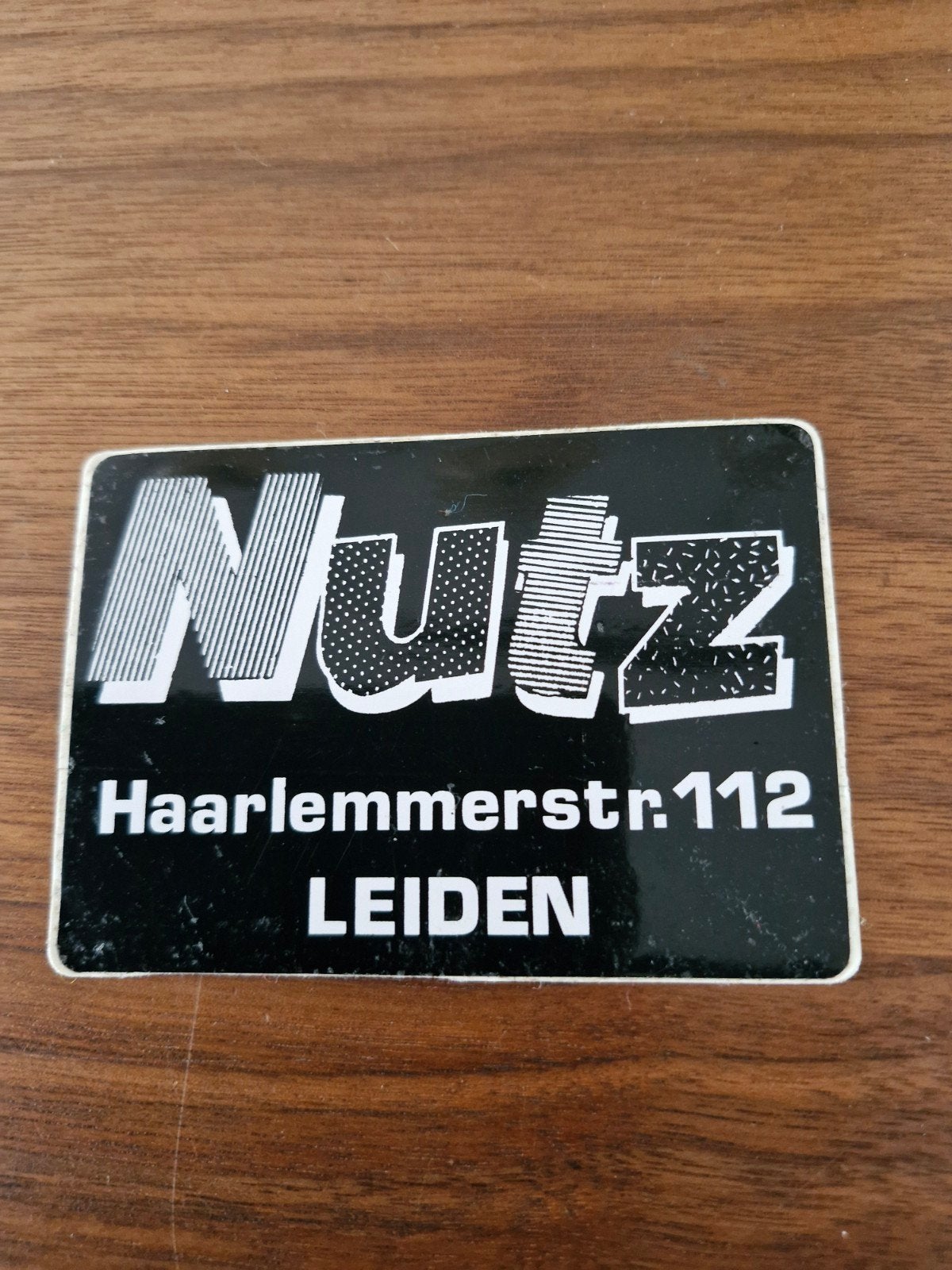 9417 Vintage Nutz Haarlemmerstraat 112 Leiden sticker, Ophalen of Verzenden, Gebruikt, Bedrijf of Vereniging