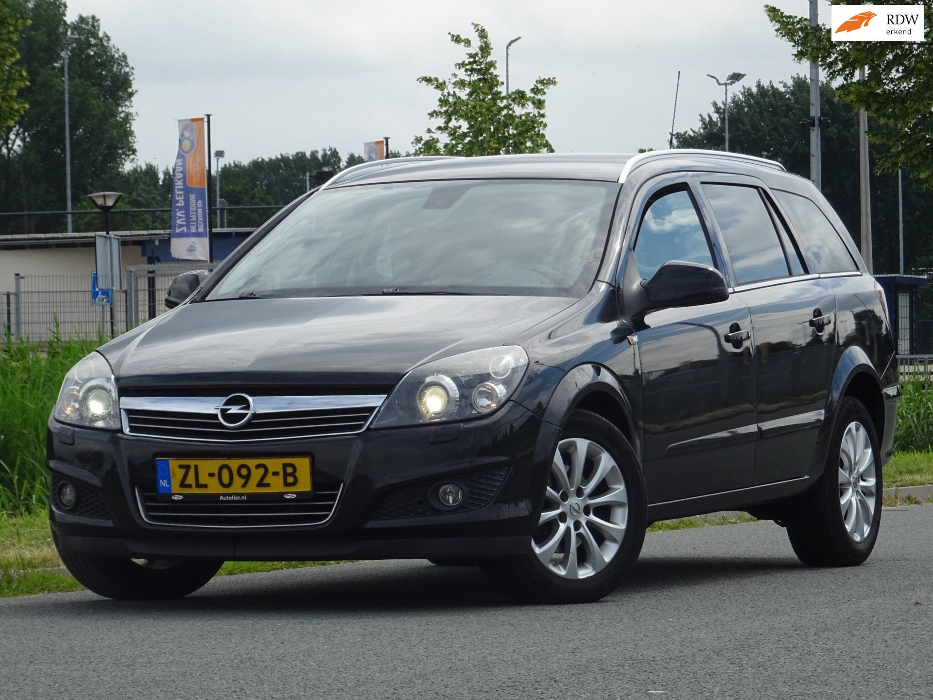 Opel Astra Wagon 1.8 Cosmo AUTOMAAT LEER/XENON/AC/CRUISE/PDC, Automatische klimaatregeling, Gebruikt, 4 cilinders, Zwart
