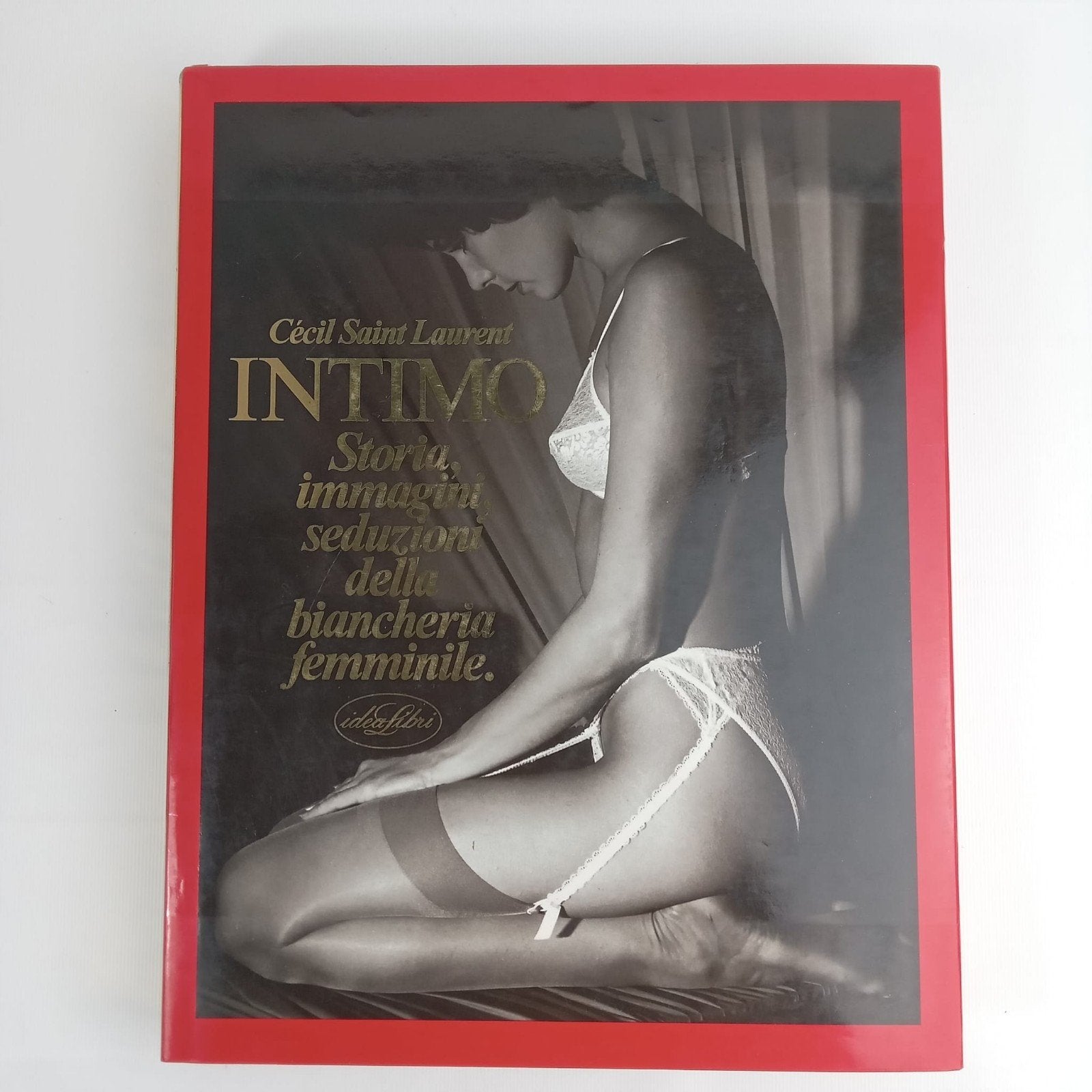 Intimo: Geschiedeni van vrouwelijke lingerie, Gelezen, Europa overig, Ophalen of Verzenden, Cécil Saint-Laurent