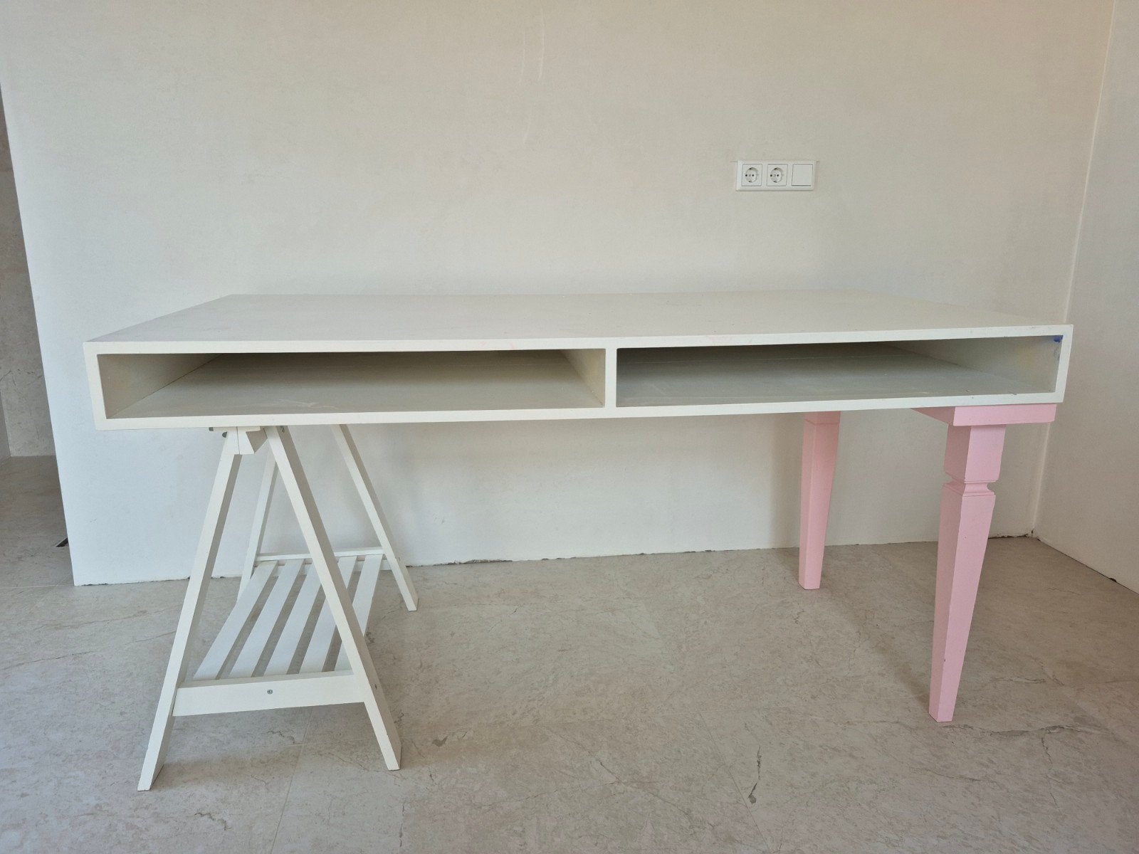 Bureau van MDF met hardhouten poten en Ikea schraag, Ophalen, Gebruikt, IKEA, Spaanplaat of MDF