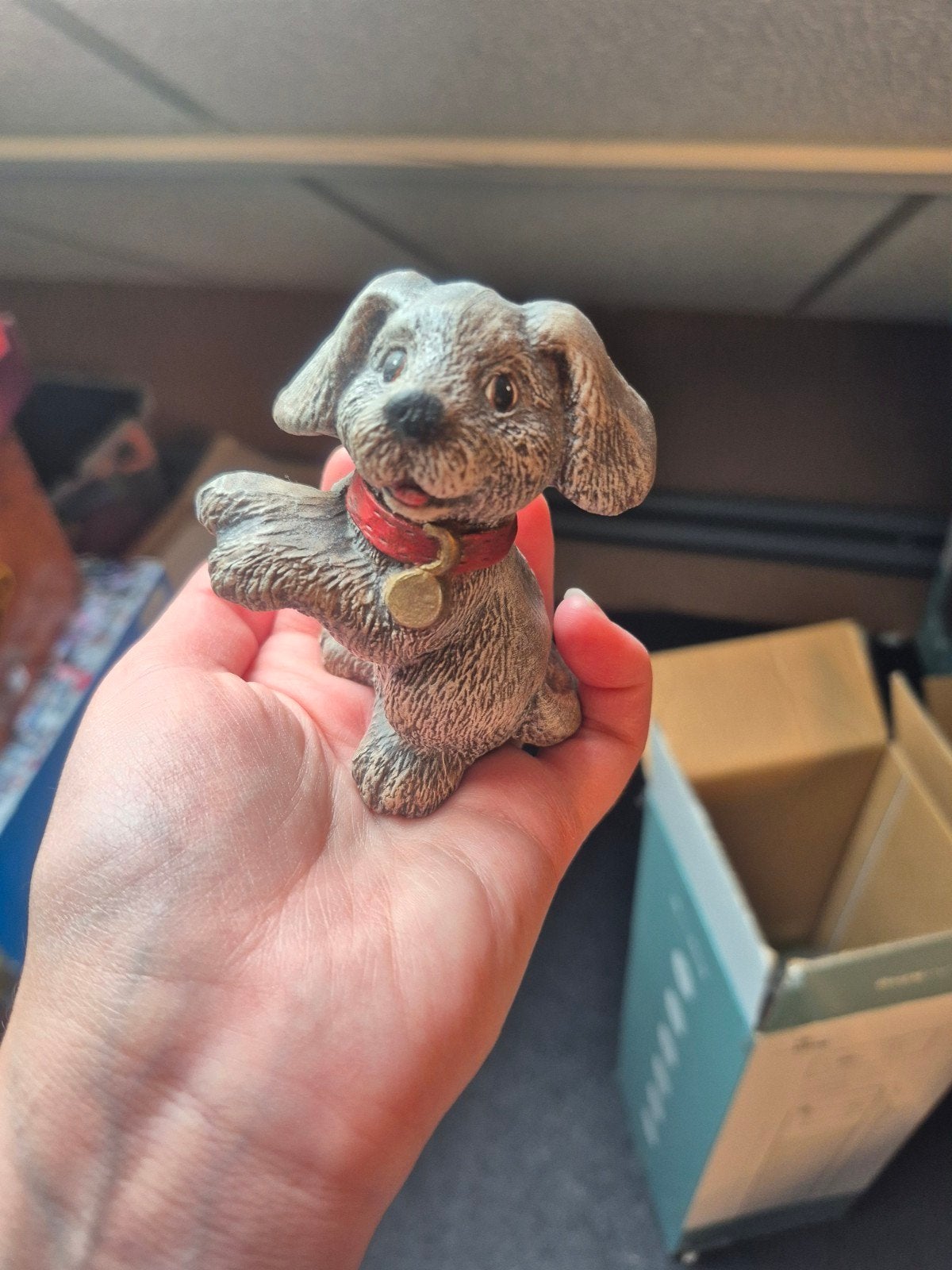 Hond met rode halsband beeldje, Ophalen of Verzenden, Zo goed als nieuw, Hond of Kat, Beeldje of Figuurtje