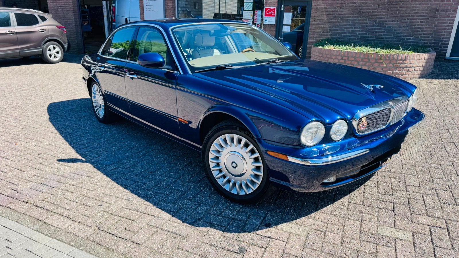 Te koop aangeboden, Automaat, Achterwielaandrijving, Beige, Blauw