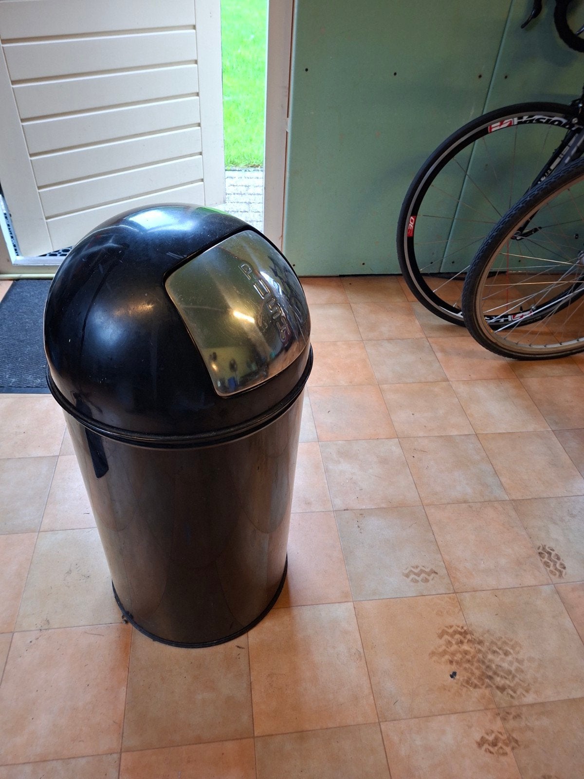 Zwarte prullenbak met zilveren klep, Ophalen, 50 – 75, Kunststof, Gebruikt