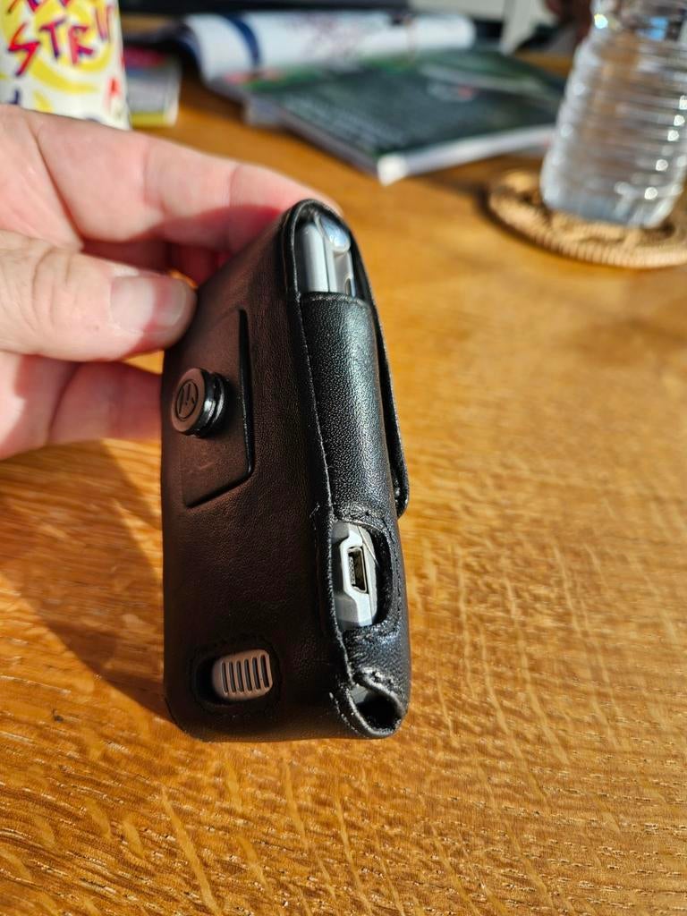 Motorola V300 Klaptelefoon met Leren Hoesje - Grijs, Gebruikt, Fysiek toetsenbord, Inklapmodel, Ophalen of Verzenden