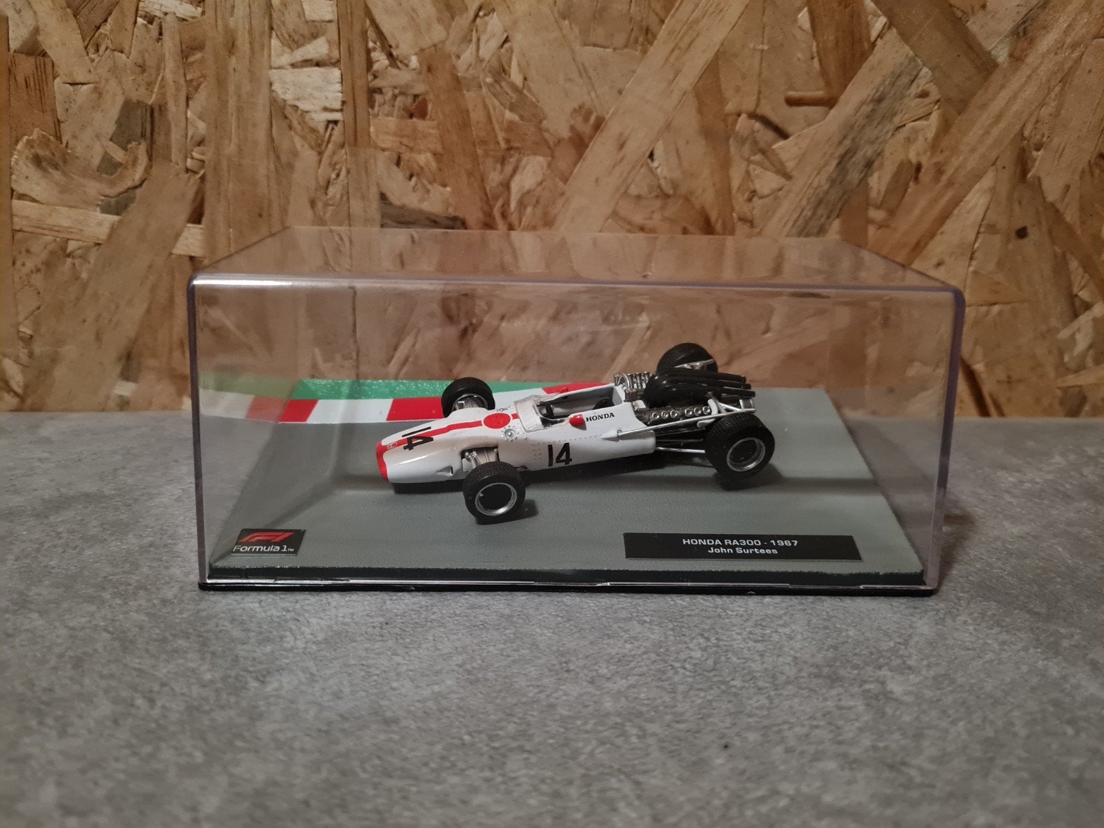 F1 Schaalmodel Honda RA300 - 1967 John Surtees + Magazine, Ophalen of Verzenden, Zo goed als nieuw, Formule 1